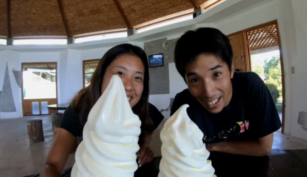 八ヶ岳中央農業実践大学 直売所でソフトクリームを食べる波乗り夫婦のこうへいとあさみ