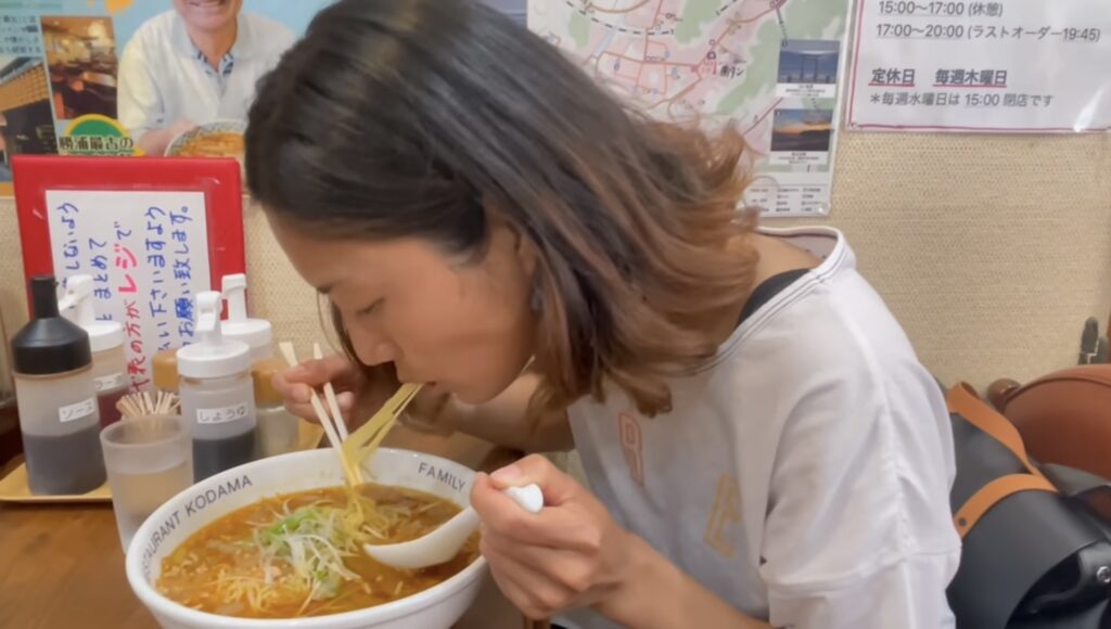 勝浦タンタンメンを食べる波乗り夫婦あさみ